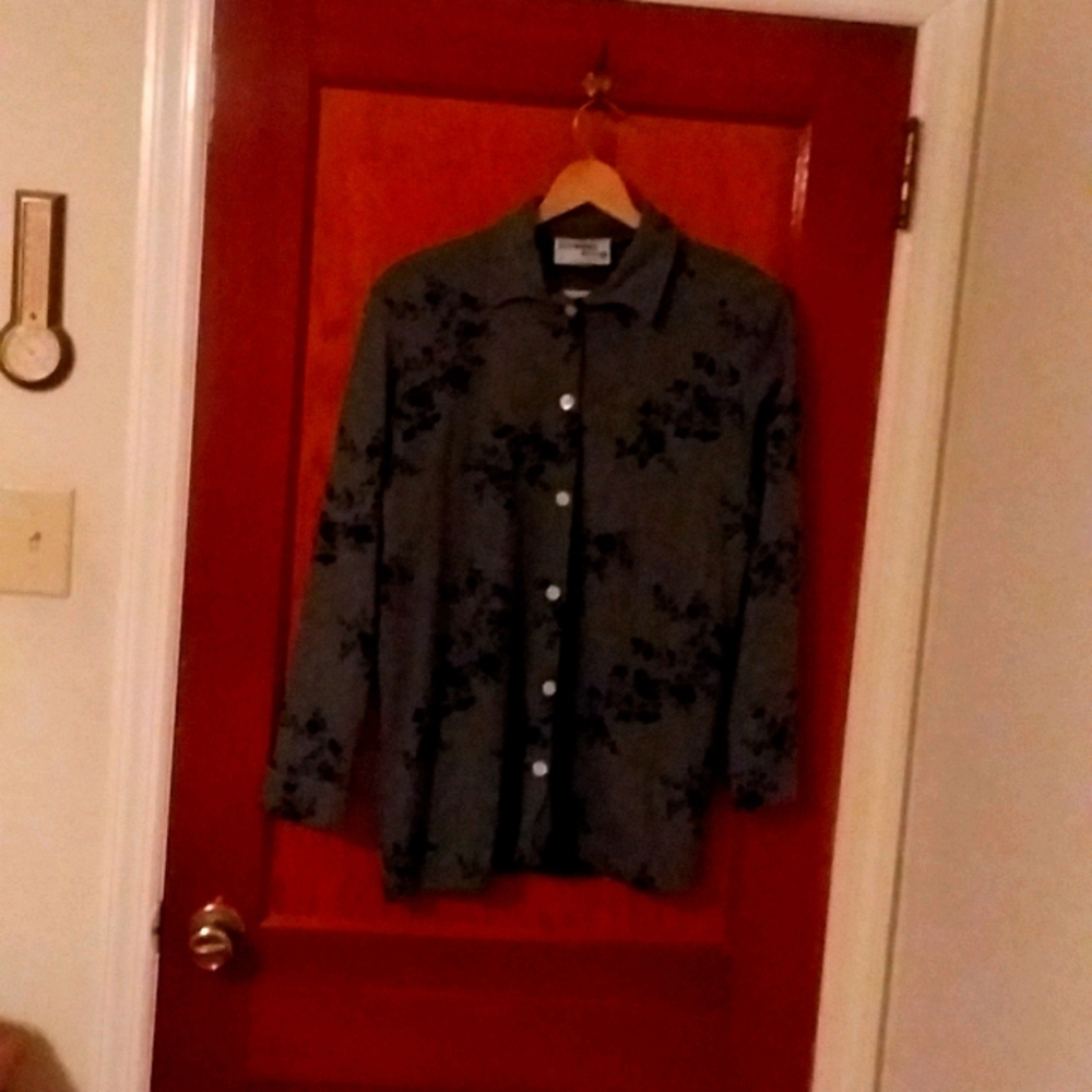 Looking Good Top LARGE Floral Imprint GRAY